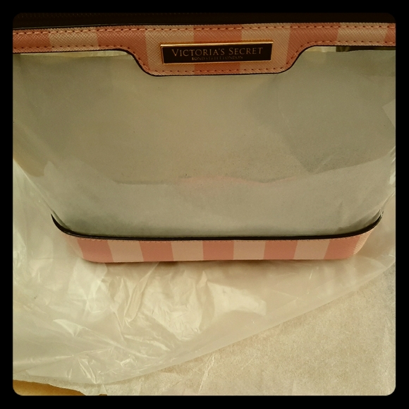 Victoria's Secret Accessories - NWT VICT.SECR.MAKE UP BAG